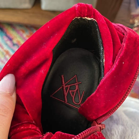 YRU deadstock red velvet labrynth ankle boots  US size 7 - Picture 4 of 4